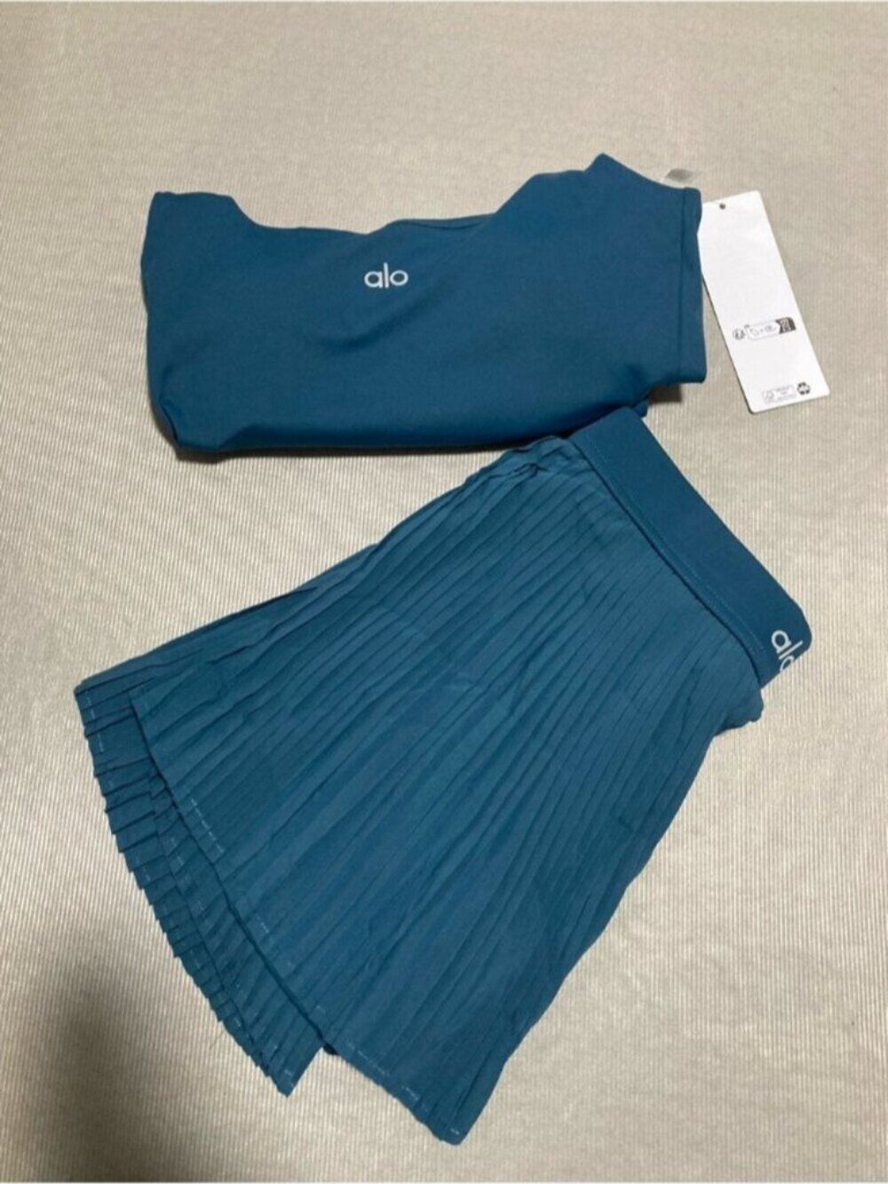 Alo Women's Teal Pleated Active Shorts and Crop Tank Set - Picture 3 of 3